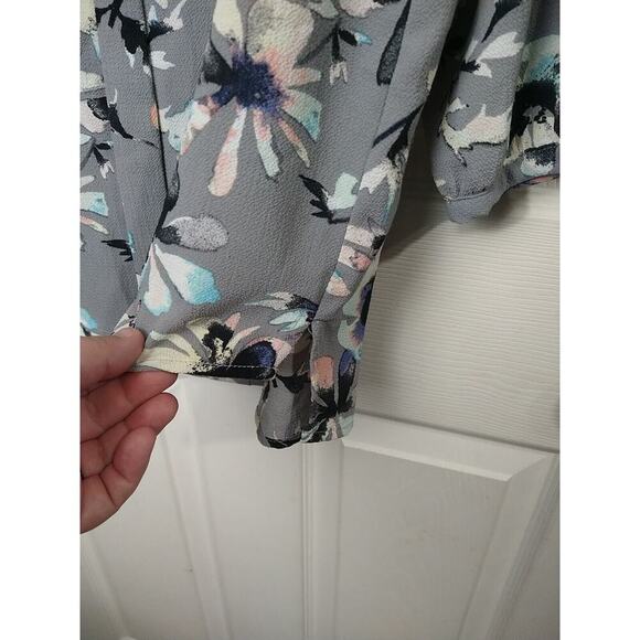 C&e Woman's S Blouse Grey Floral Button V Neck Lightweight Business Casual - Picture 7 of 8